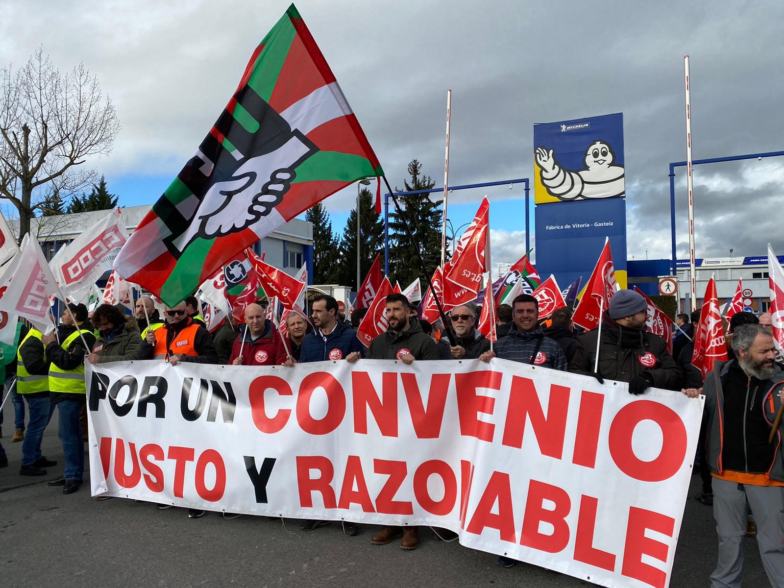 Los delegados y delegadas de Michelin España se concentran en Vitoria ante el bloqueo en la negociación del convenio